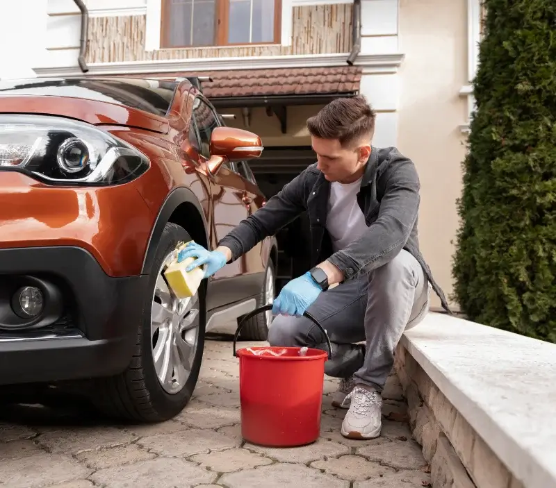 Lavage auto à domicile Descartes : professionnel intervenant sur un véhicule